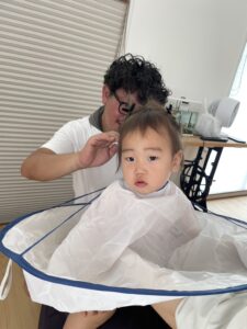 「久々のハサミの感触…！元美容師パパ、次男坊の髪をカットしてみたら？」
